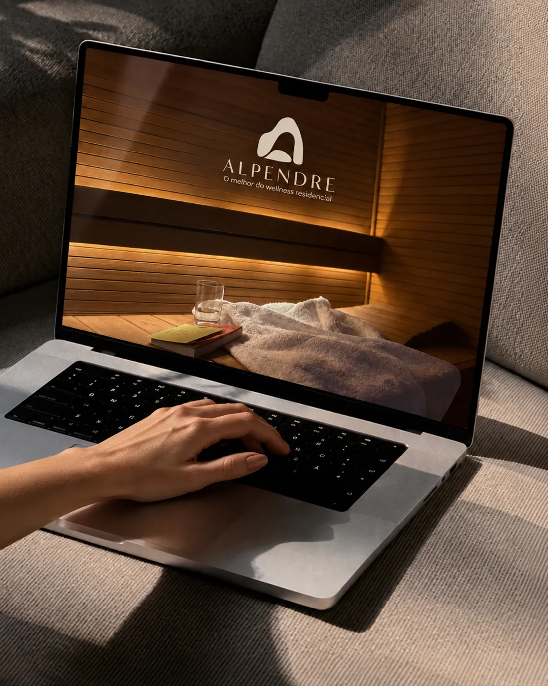 Identidade visual Alpendre Wellness aplicada em website