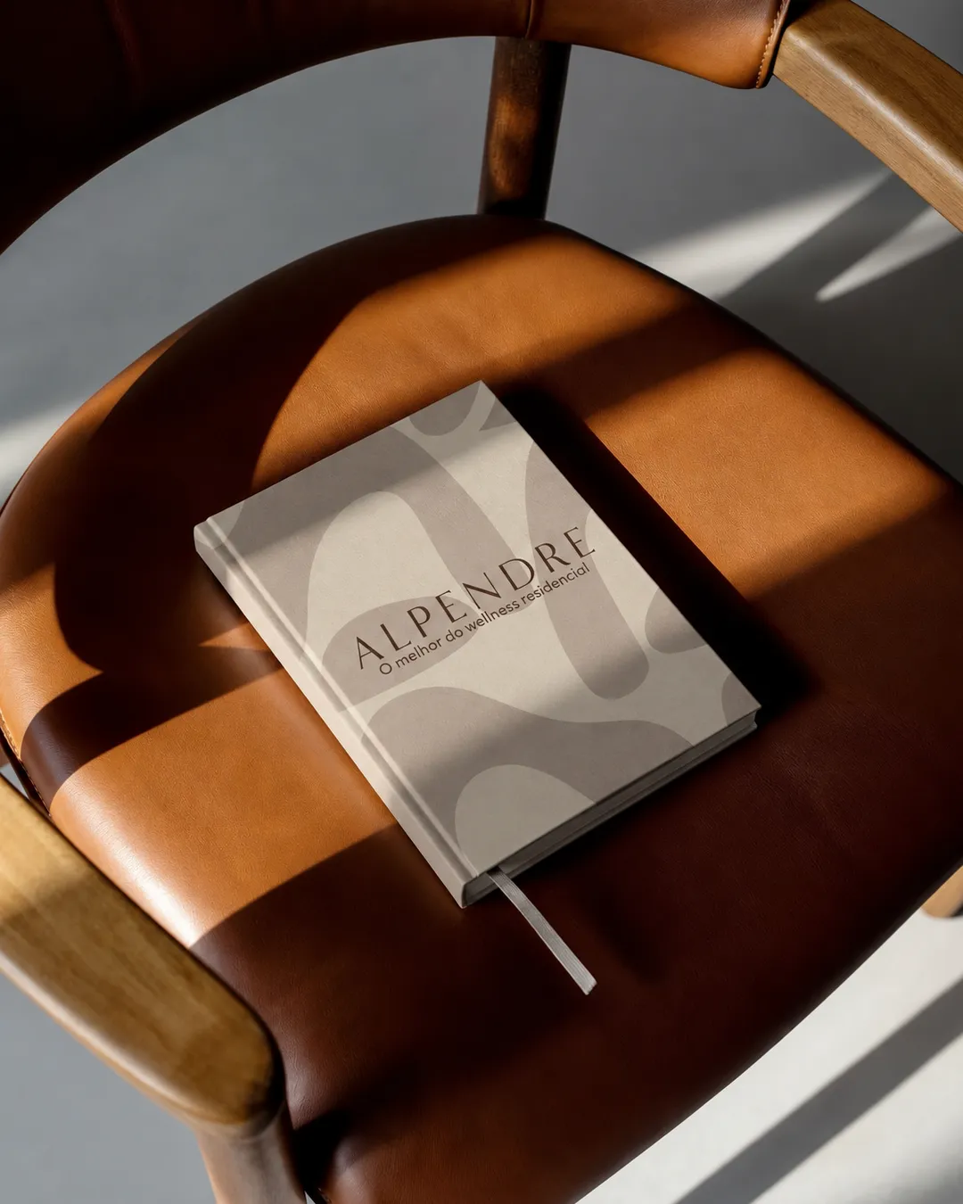 Identidade visual Alpendre Wellness aplicada em material impresso