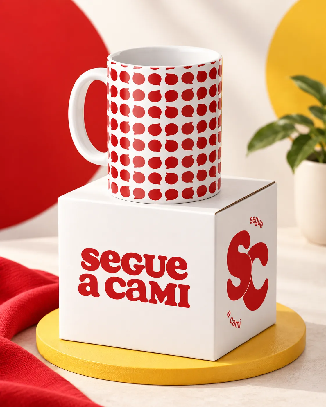Segue a Cami identidade visual aplicada em caneca e embalagem personalizada